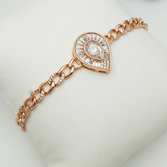 Last One! 🔥 Drop Bracelet | 18K Gold Plated Baguette Stone | Luxury Jewelry - Picture 4 of 13